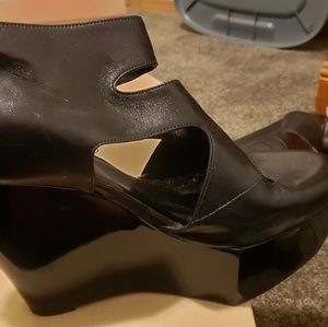 Black wedges